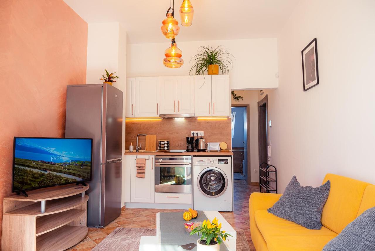 Pumpkin Spiced With Own Parking And Office Setup Apartemen Sofia